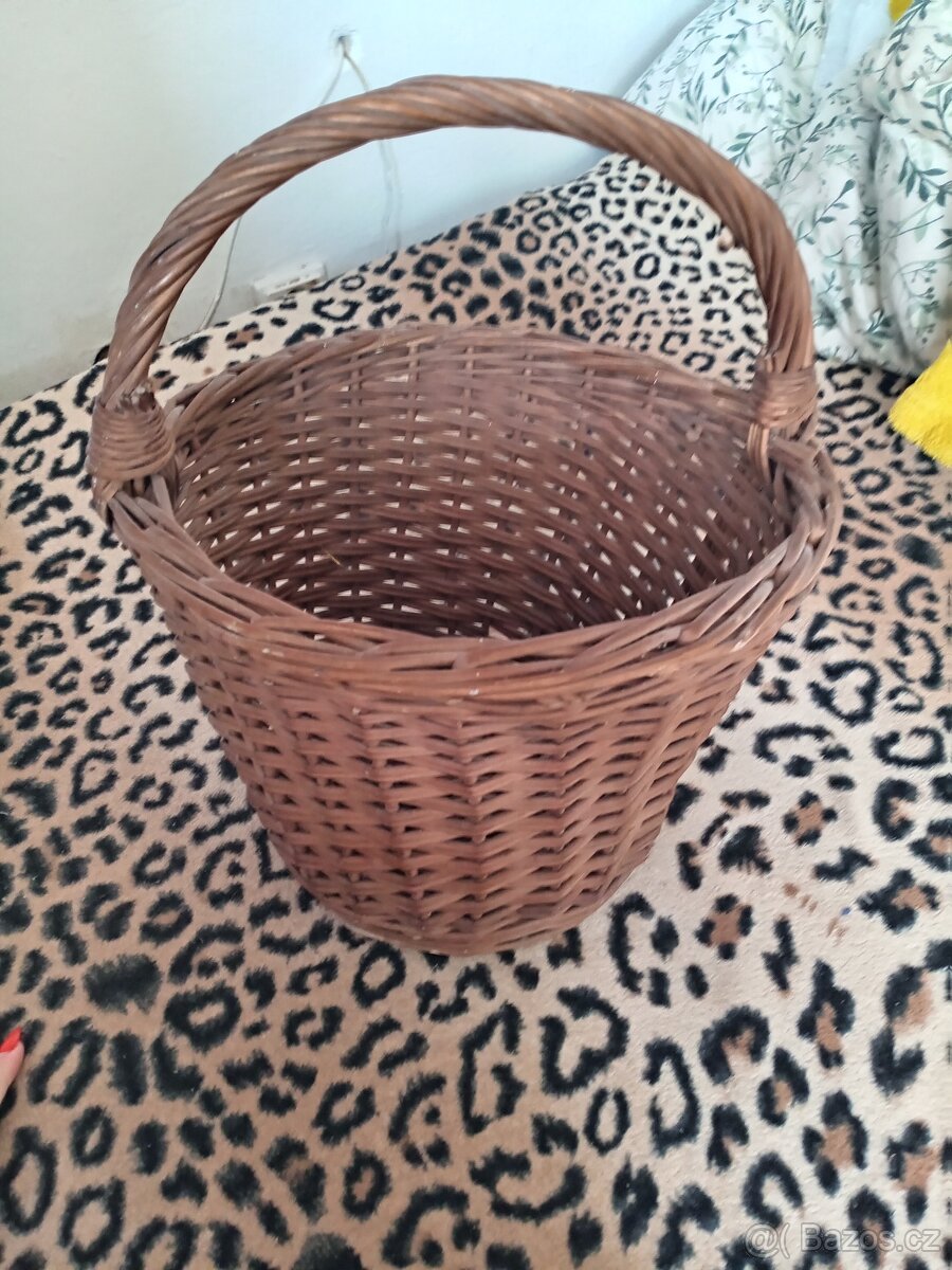 Prodáme proutěnný košík starší ale ještě poslouží