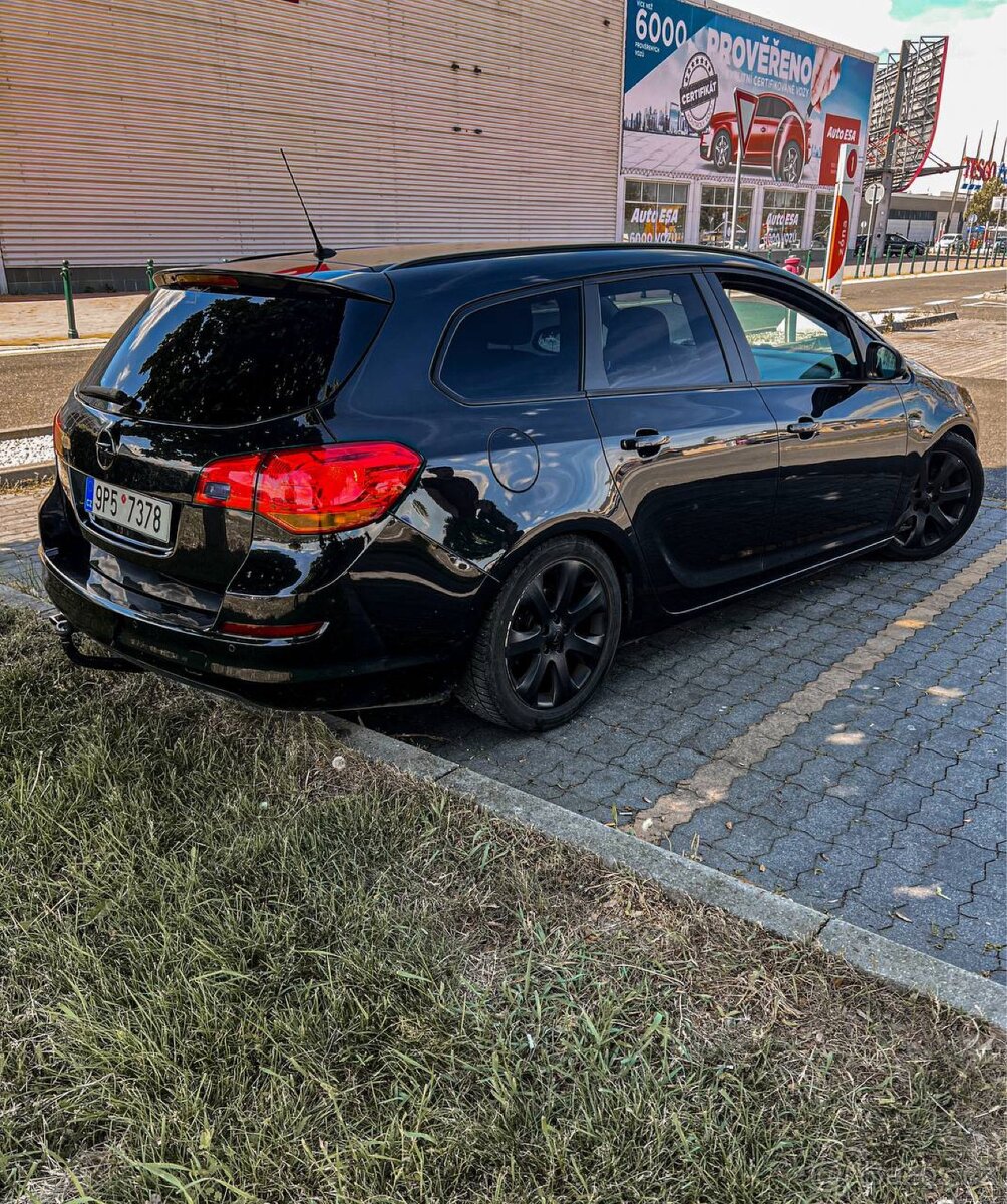 Opel Astra J Sports Tourer ve verzi 1.4 Turbo.