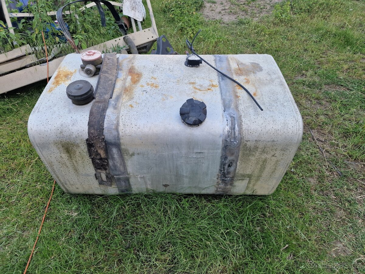Naftová a hydraulická nádrž