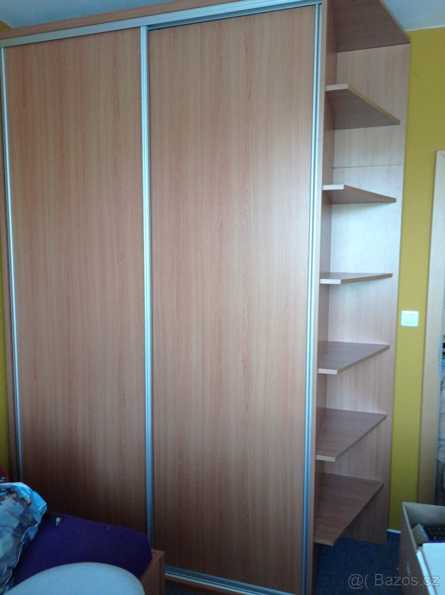 Krásná šatní skříň