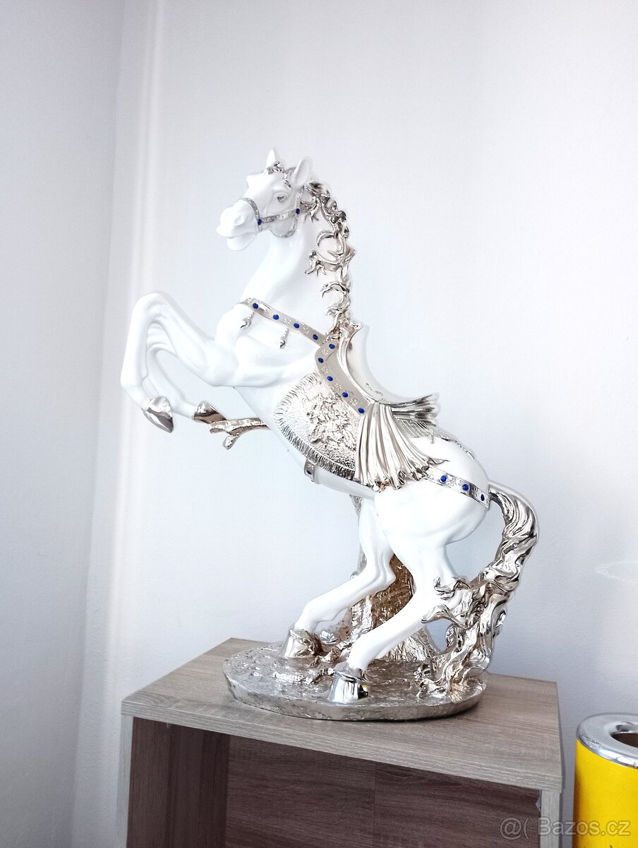 Porcelánový starožitný kůň