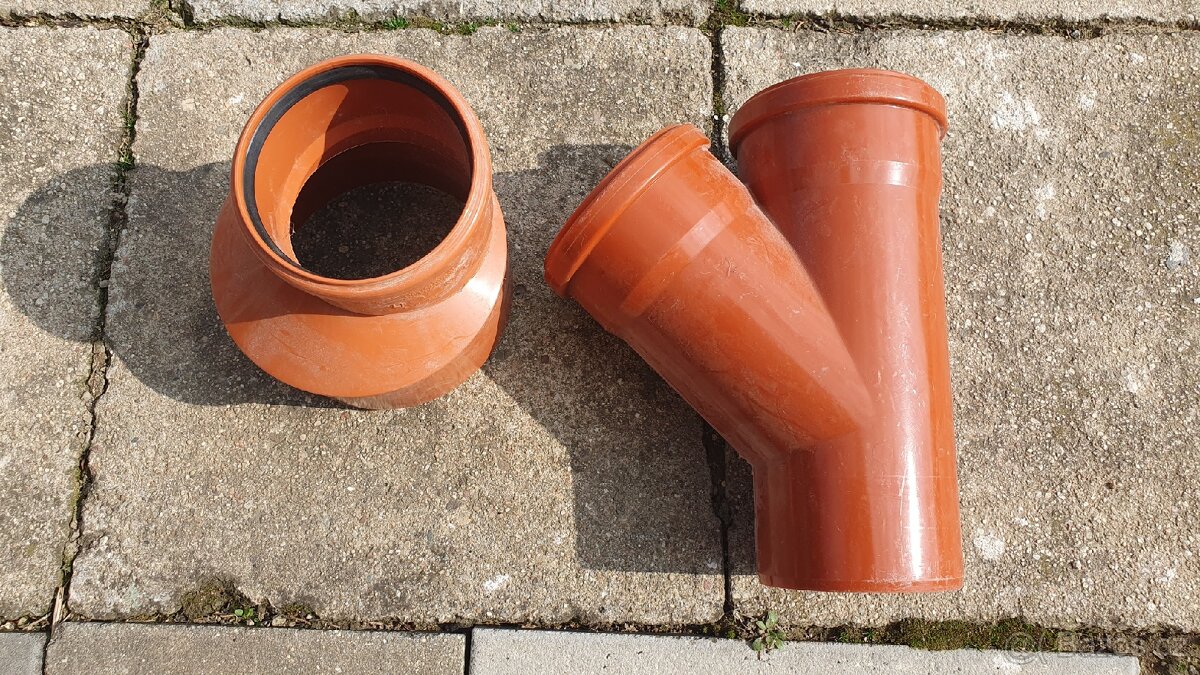 Kanalizační trubky, kolena, odbočky, redukce, atd.