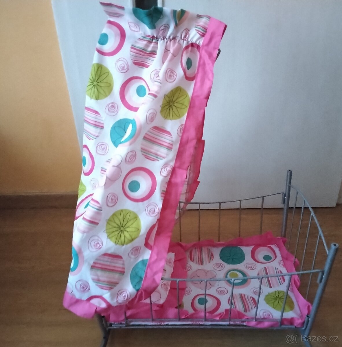 Dětská postýlka a kolébka s nebesy