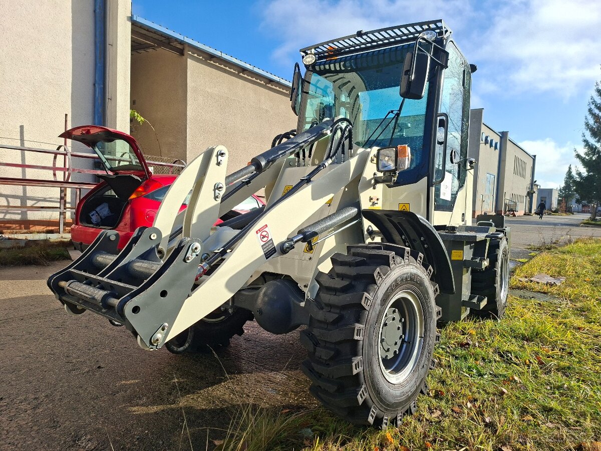 Kolový nakladač TH 922