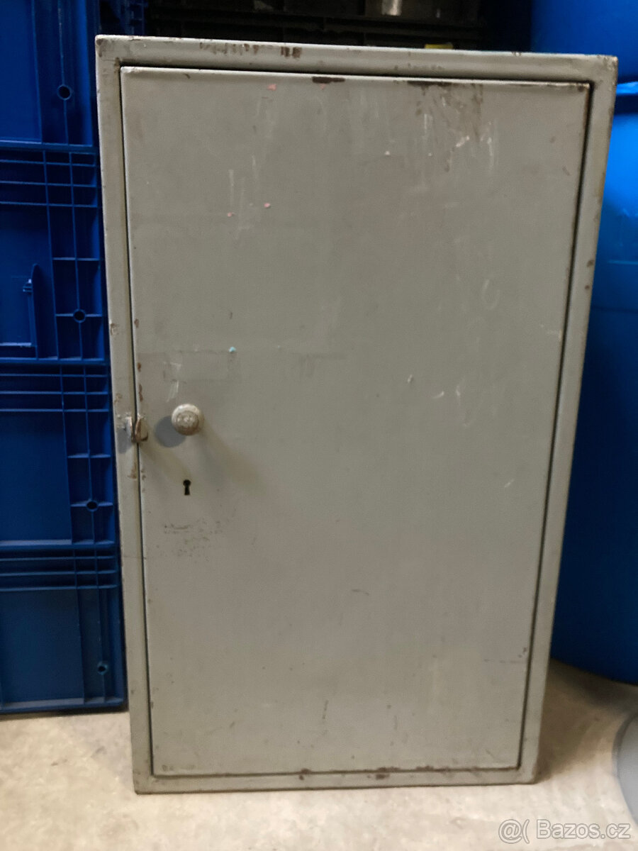 Trezor dvouplášťový starší s podstavcem za 3.000 kč