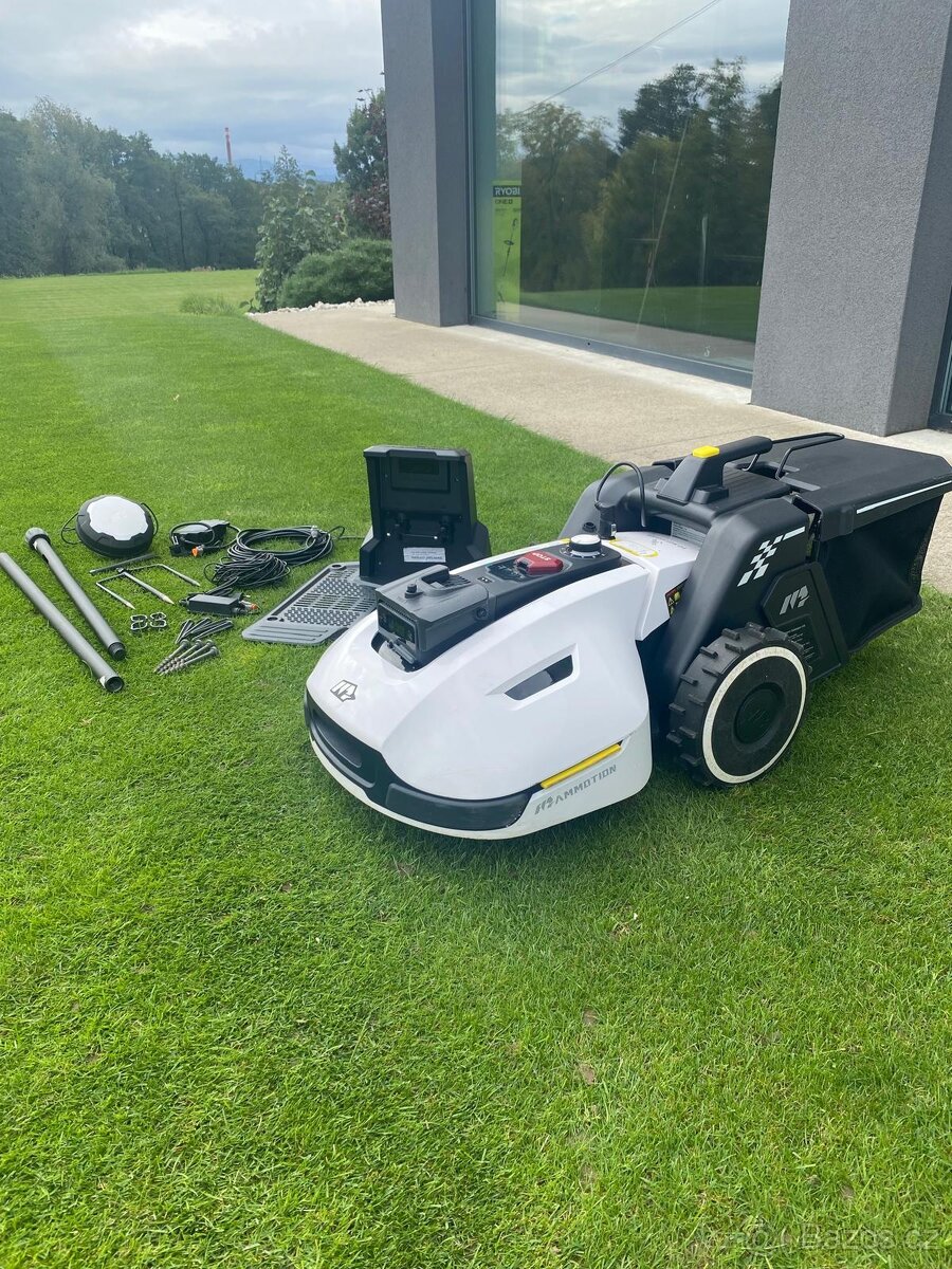 YUKA 2000 s košem (Robotická sekačka s GPS)