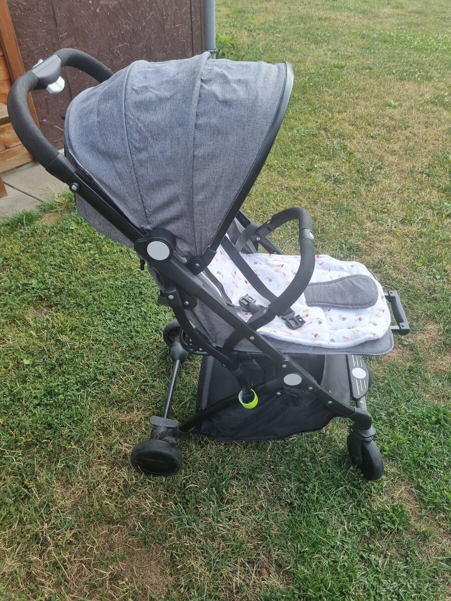 Skládací sportovní kočárek