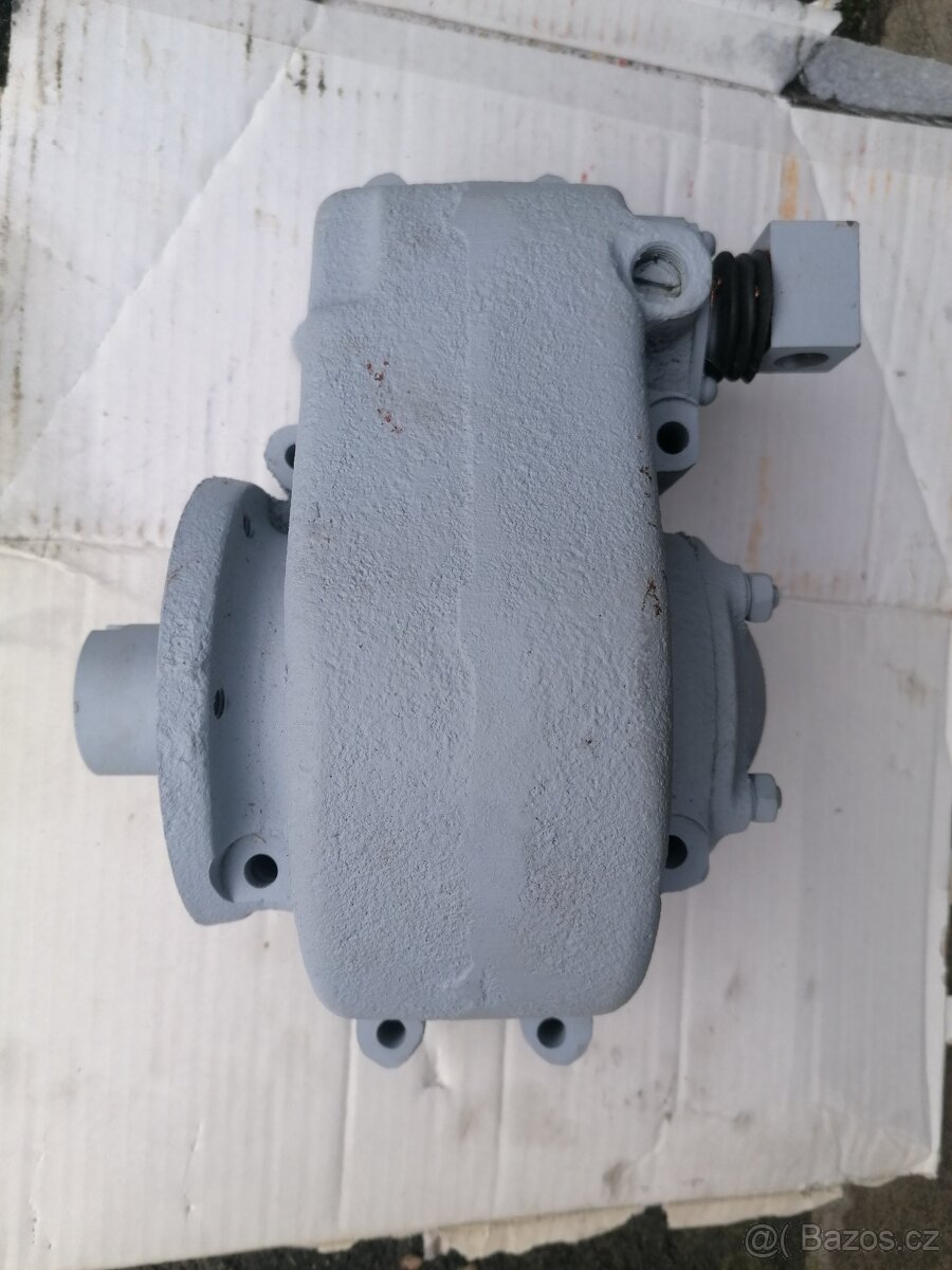 Praga V3S PV3S M1 M2 boční vývod na čerpadlo