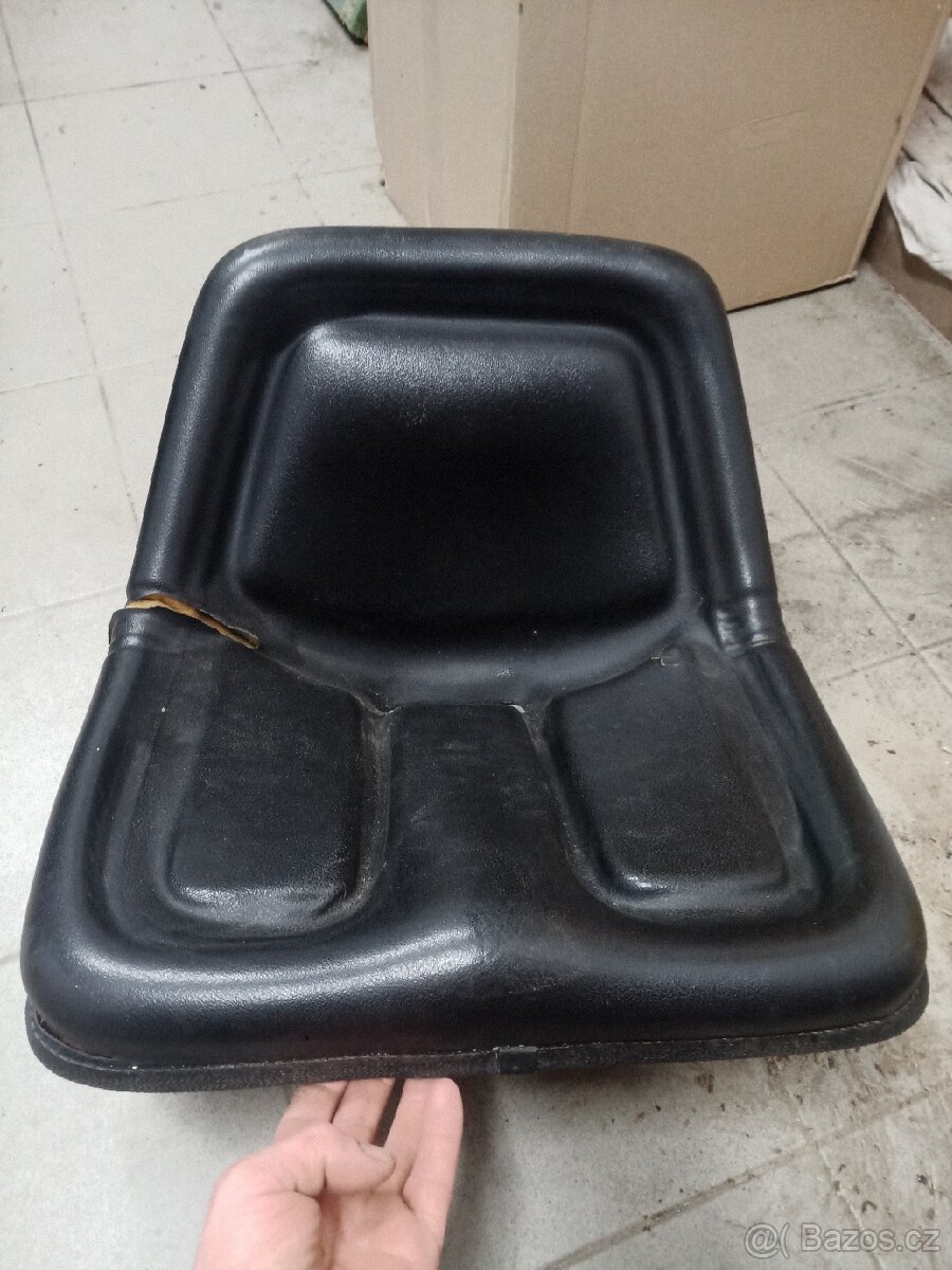 Zahradní traktůrek