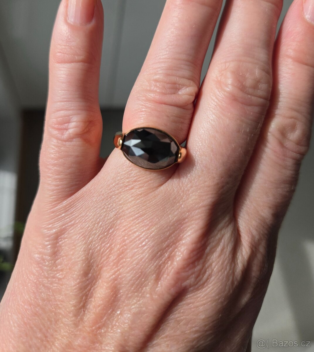 Prsten Swarovski - růžový kov, černý kámen