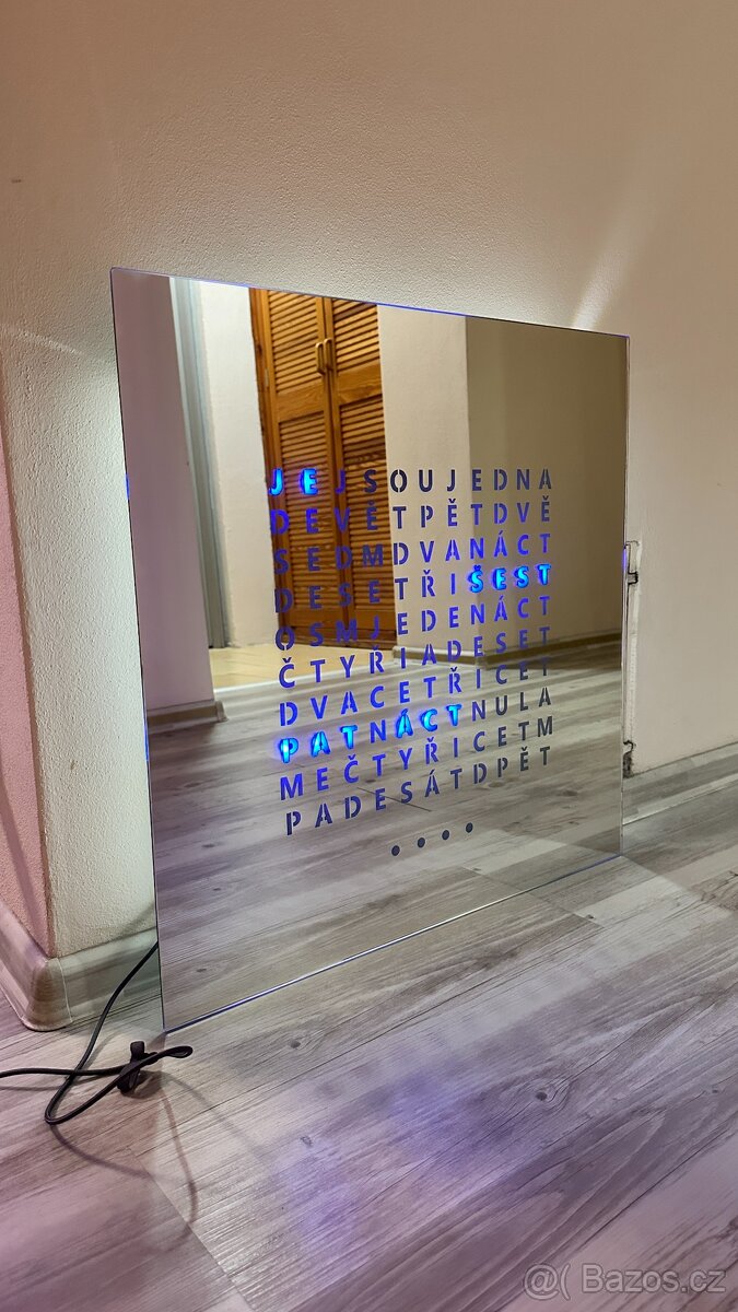 Slovní hodiny zrcadlové (word clock)