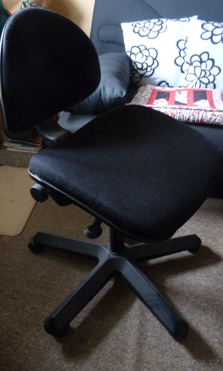 Čalouněná černá židle na kolečkách