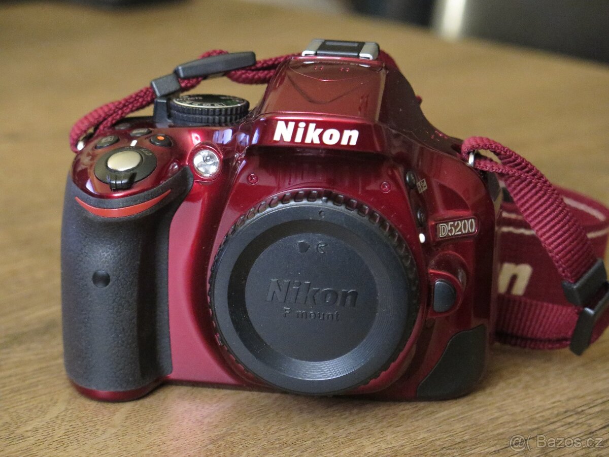 Nikon D5200 tělo vínová barva