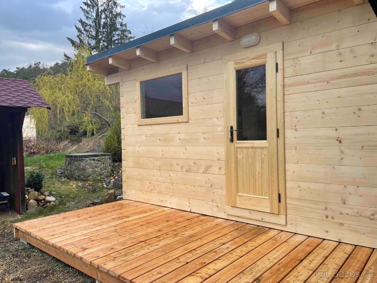 Venkovní roubená sauna v moderním designu