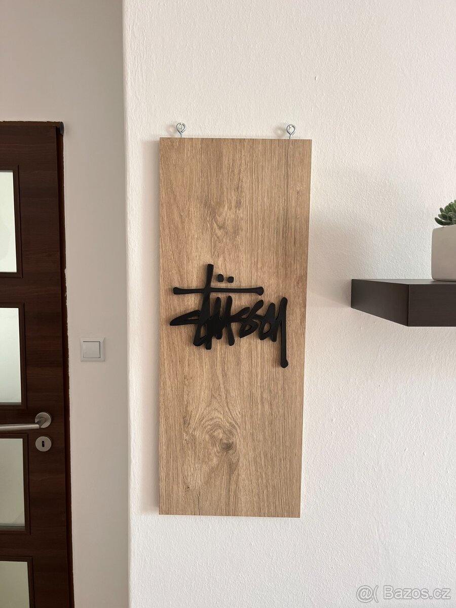 Dřevěné logo Stüssy – Designová nástěnná dekorace