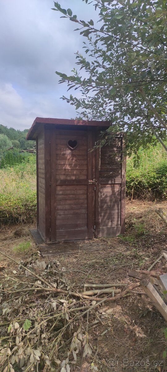 Kadibudka, kadibouda, pisoar na stavbu, chatu, chalupu