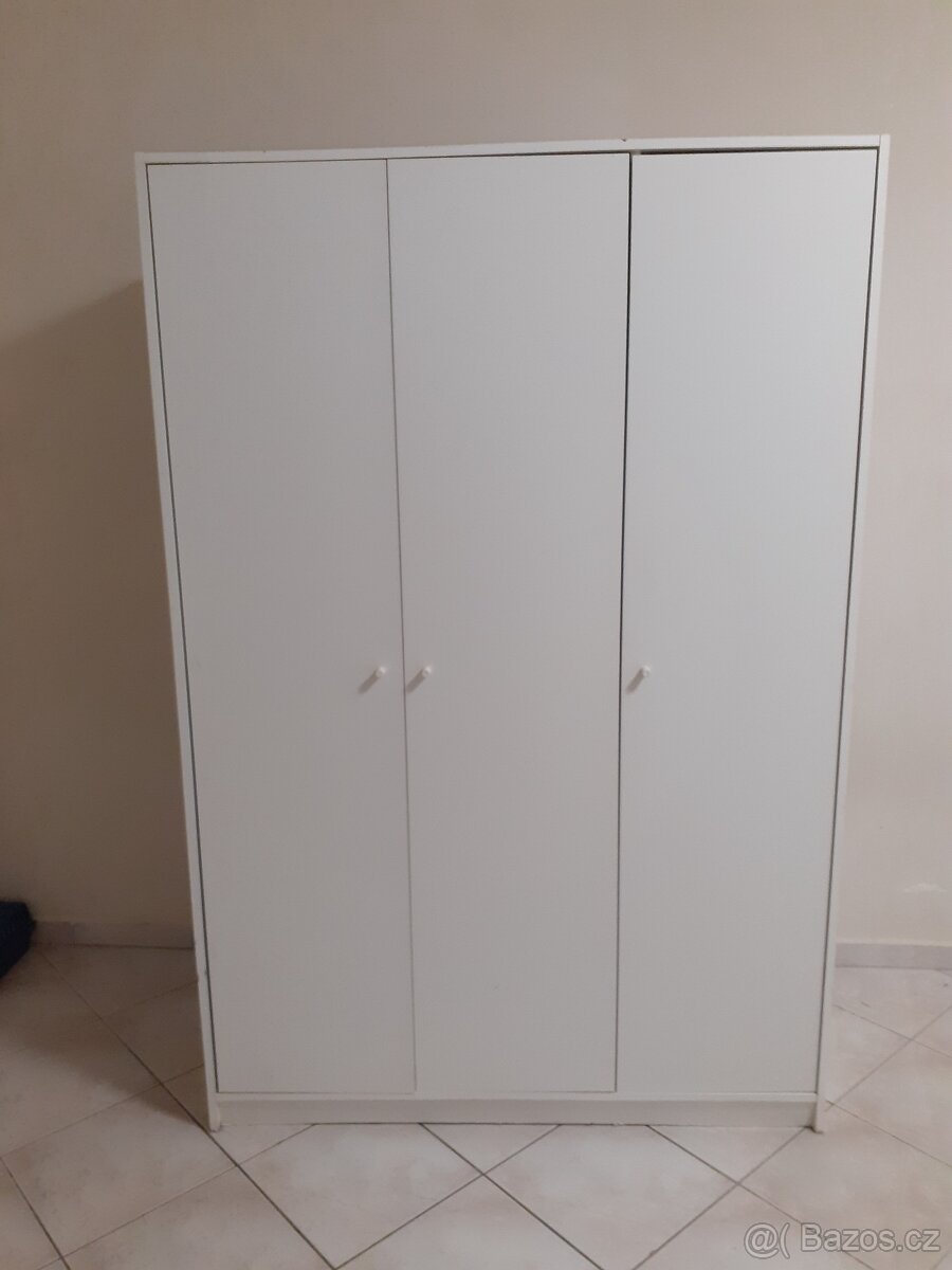 Bílá šatní skříń 175x118x55cm