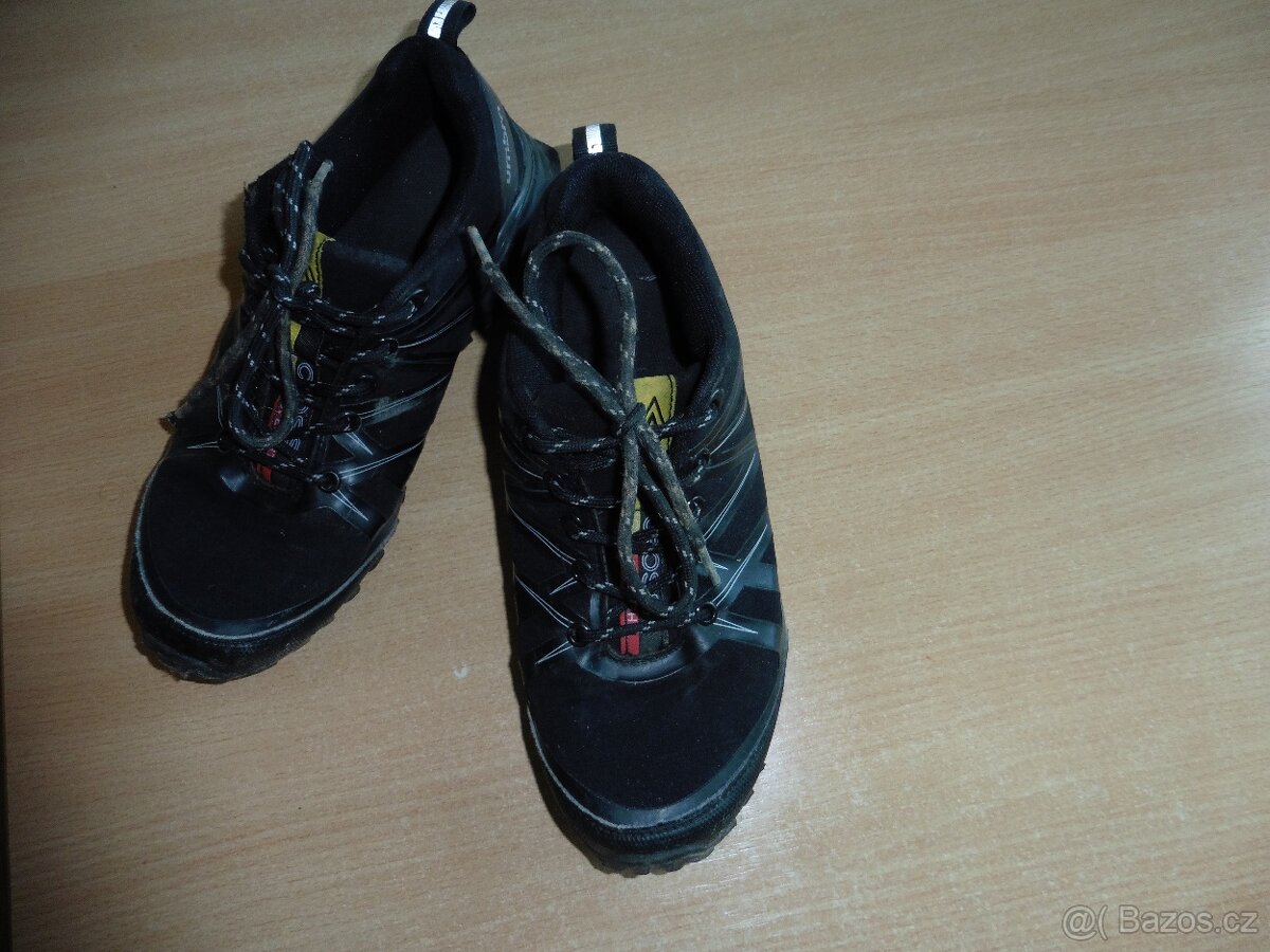 Černé sportovní boty Umbro vel. 38 cm