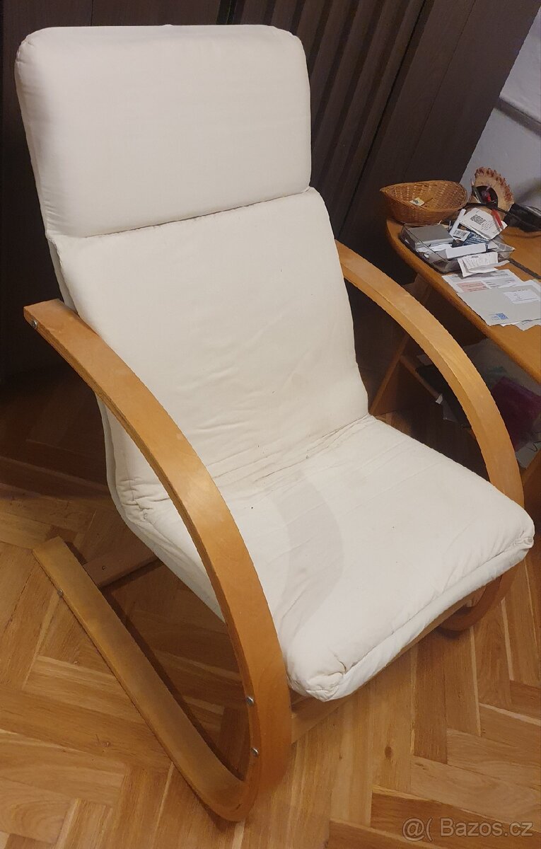 Křeslo a konferenční stolek