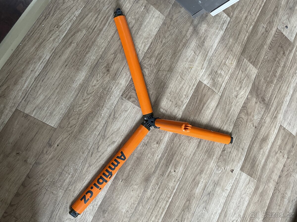 Amfibi plovouci drzak akcnich kamer