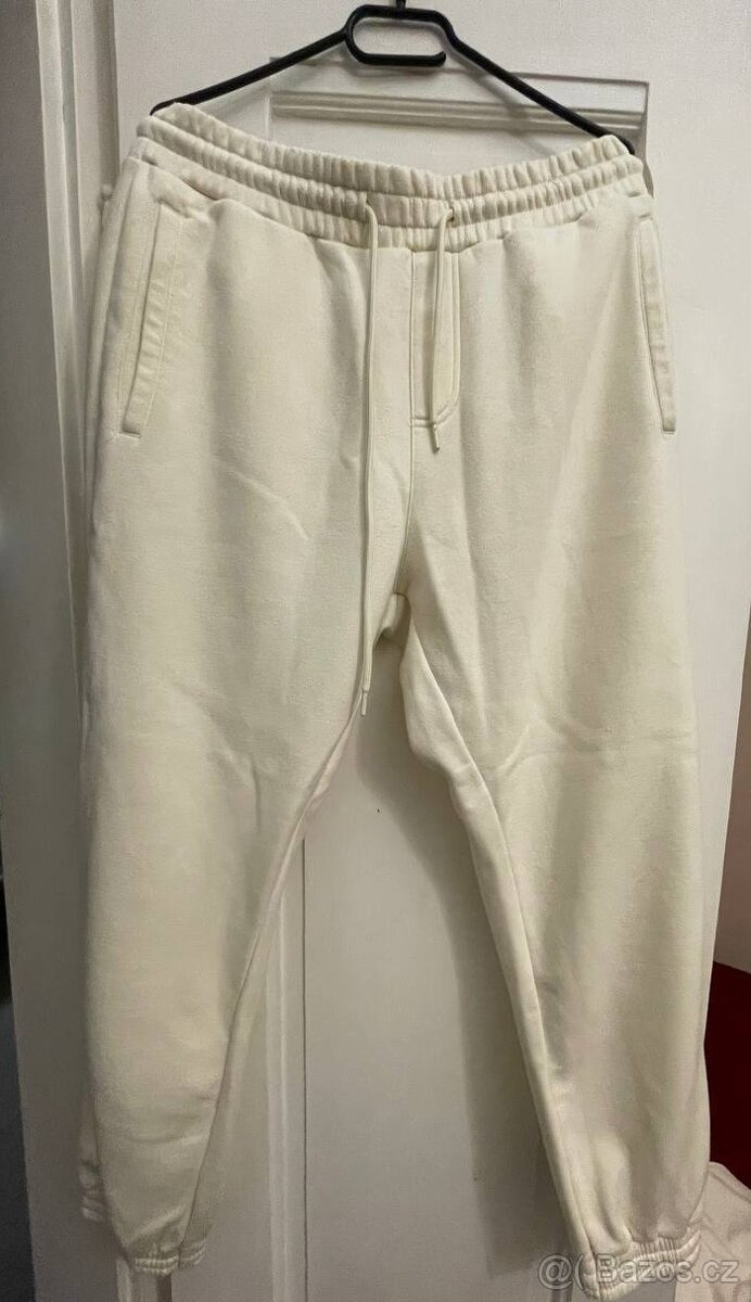 Mikina s kapucí + tepláky.