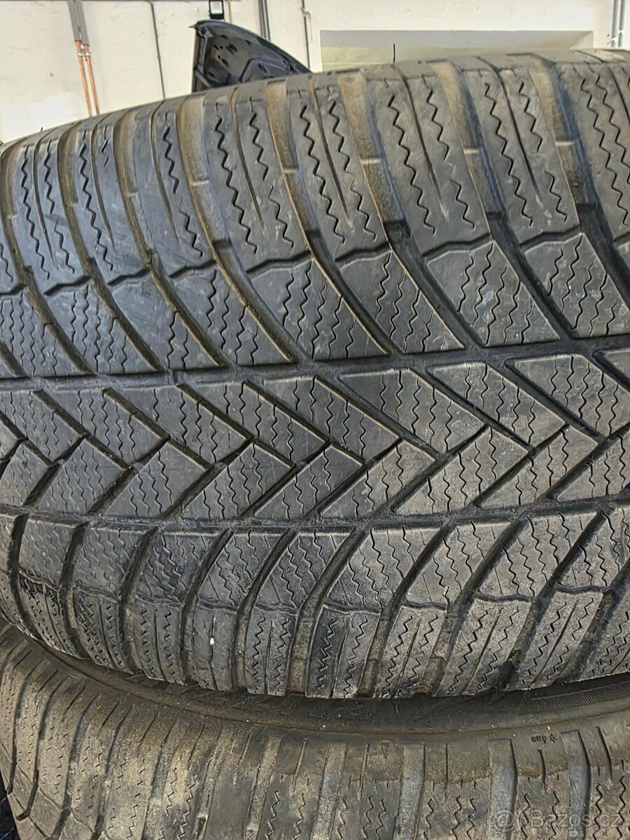 245/45R18