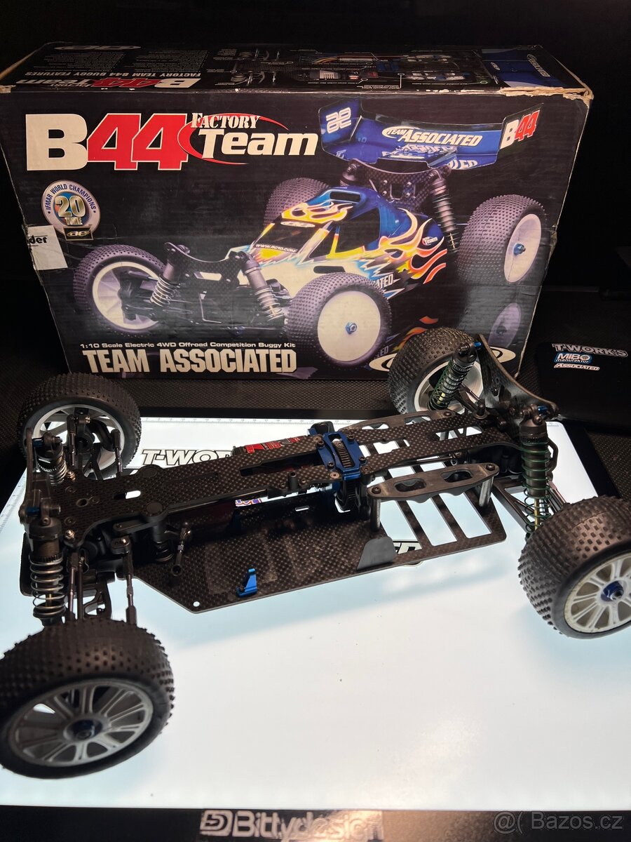 Team Associated B44