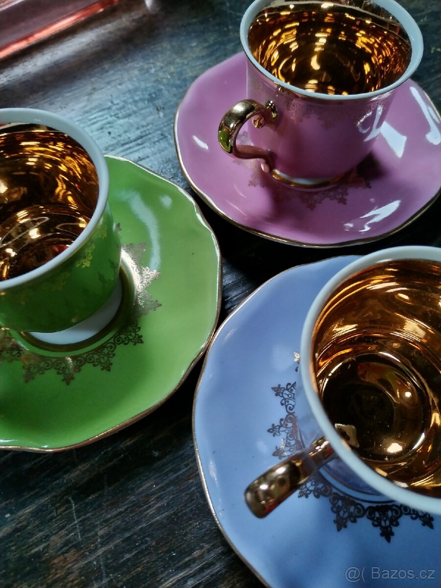 Tři šálky s podšálky retro