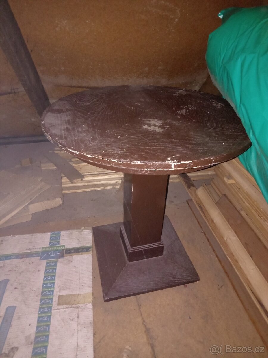 Dřevěný stůl na jedné noze