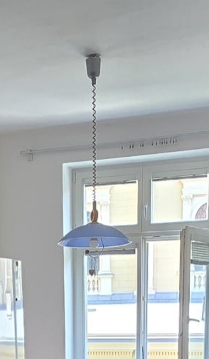 Skleněný modrý lustr s dřevěnou objímkou-osobní odběr