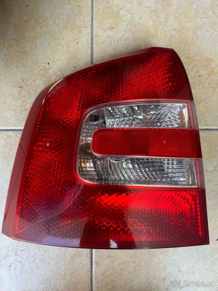 Škoda Octavia combi II levé zadní světlo.