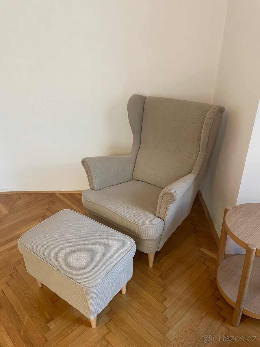 Křeslo IKEA STRANDMON s podnožkou