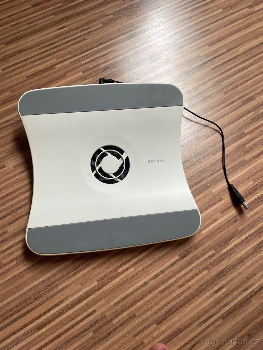 Chladicí podložka pod notebook Belkin bílá – USB připojení