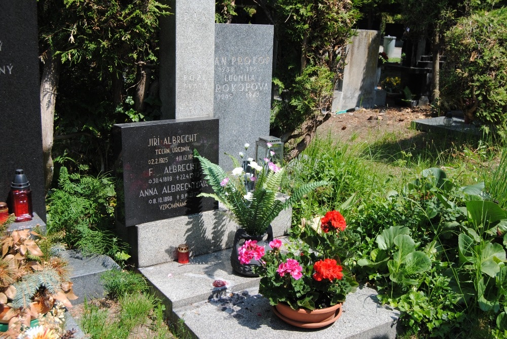 Urnový hrob ze žuly