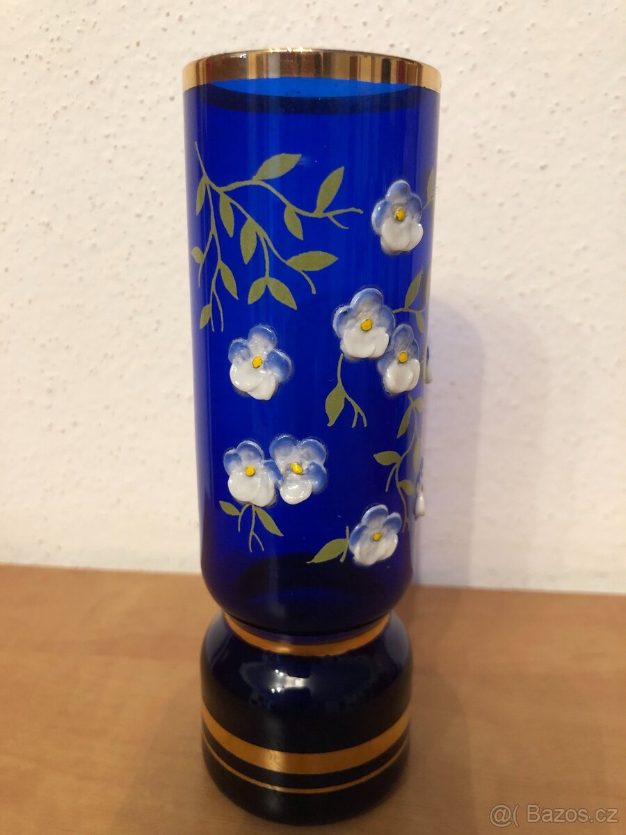 vázička z modrého skla