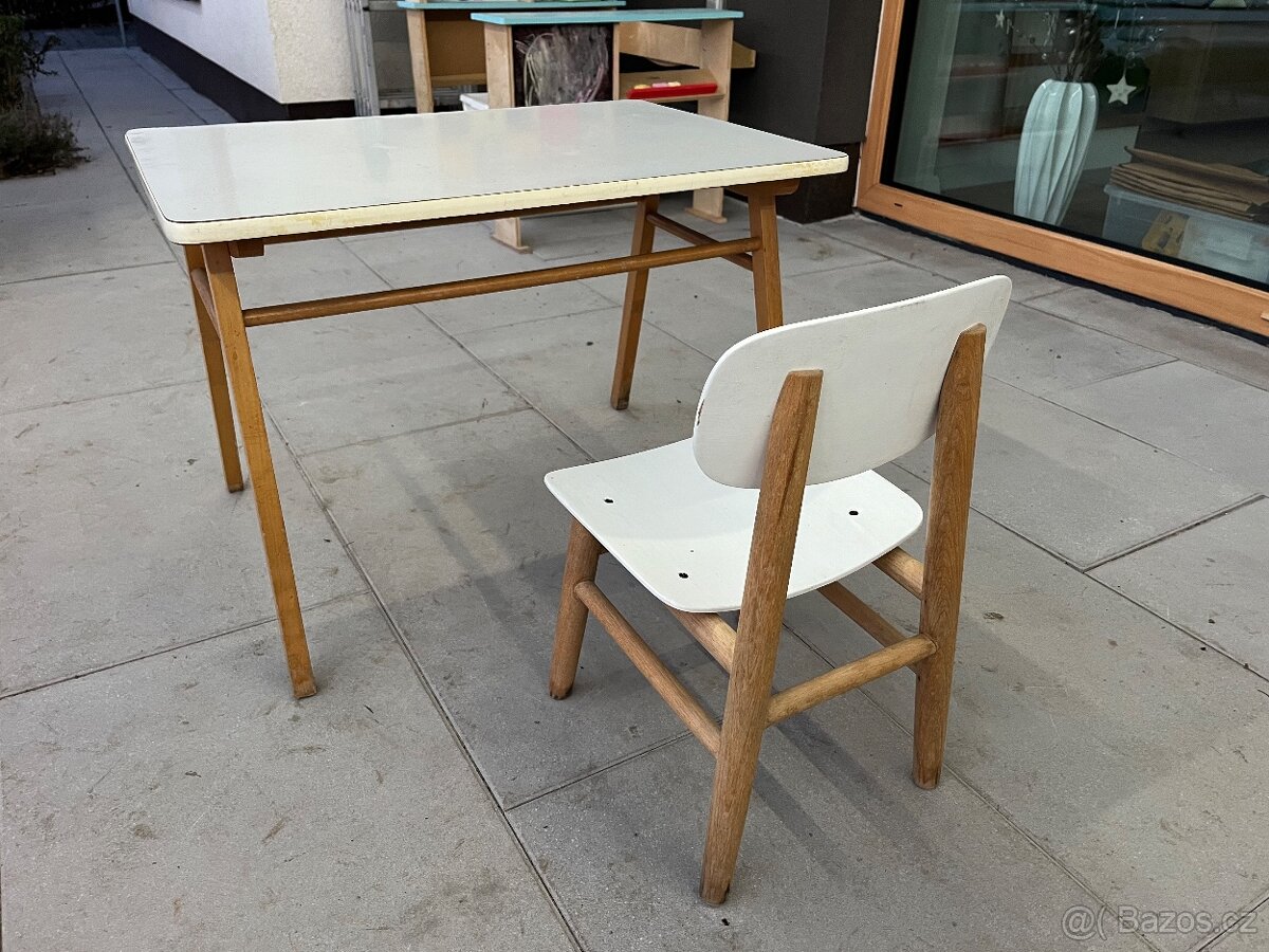 Dětský stoleček na malování se židličkou