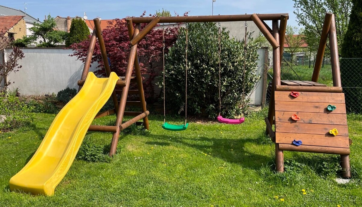 Dětské hřiště se skluzavkou