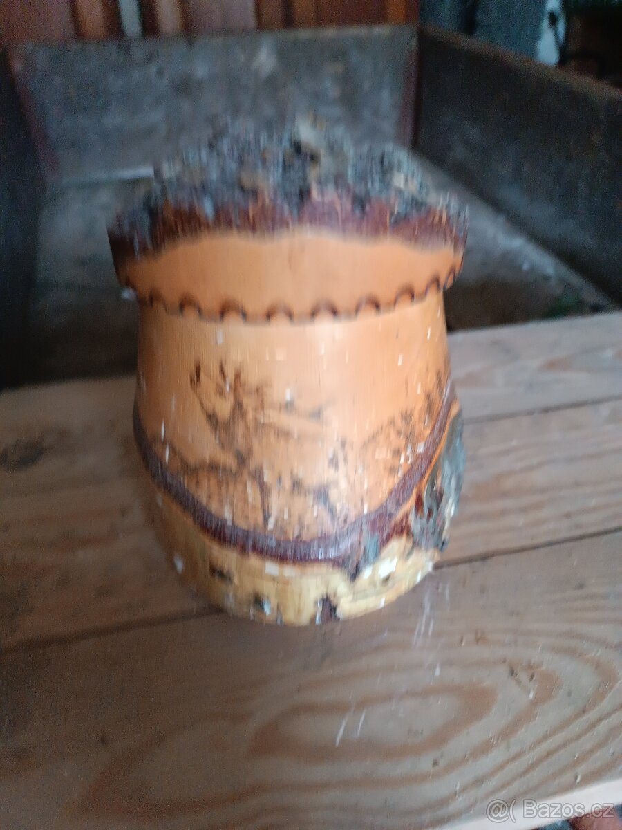 Starožitný vyřezávaný korbel.