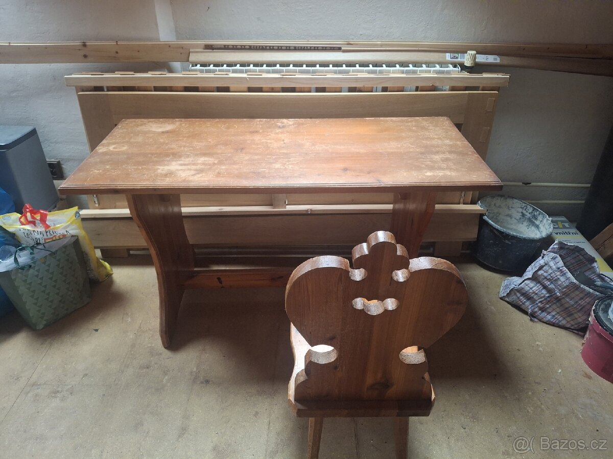 Rustikální jídelní stůl
