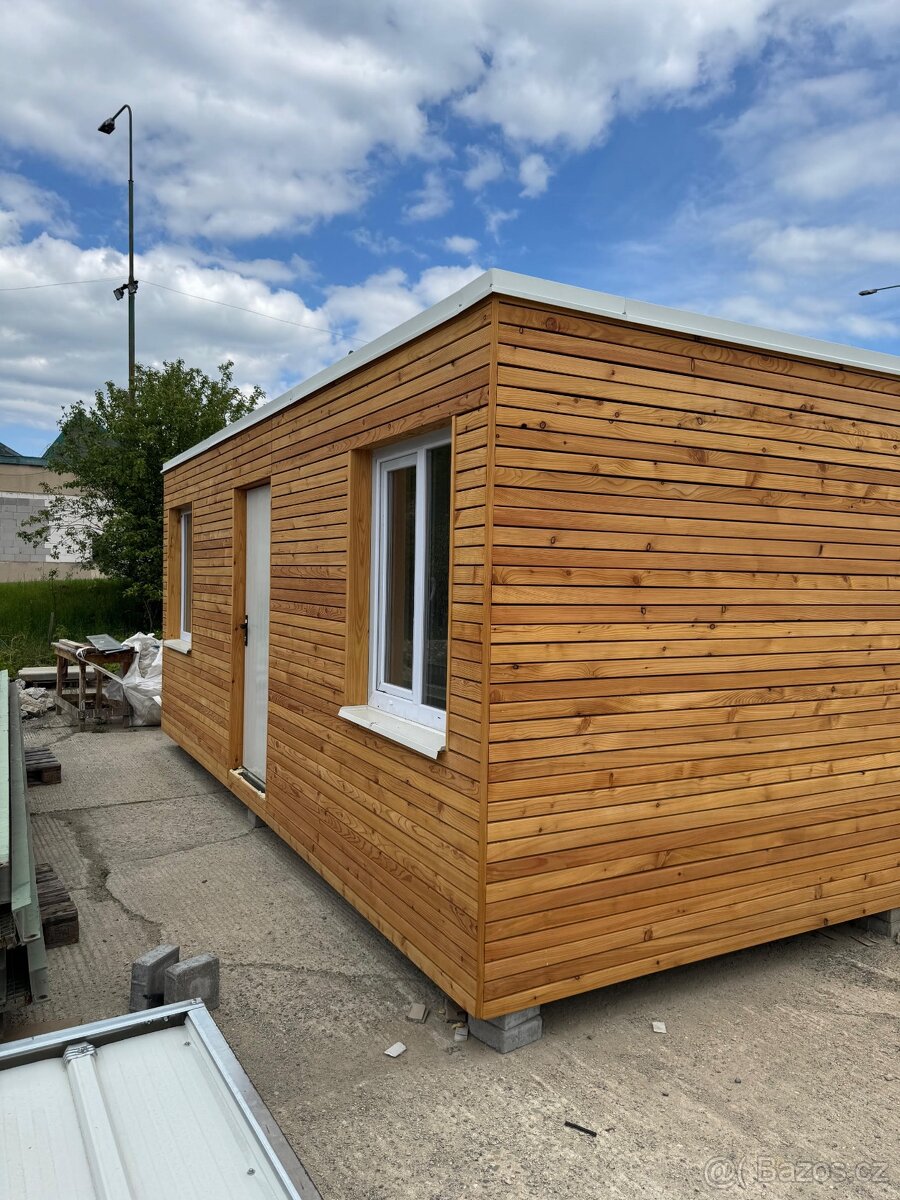 Obytný kontejner - zahradní domek obložený modřínovým dřevem