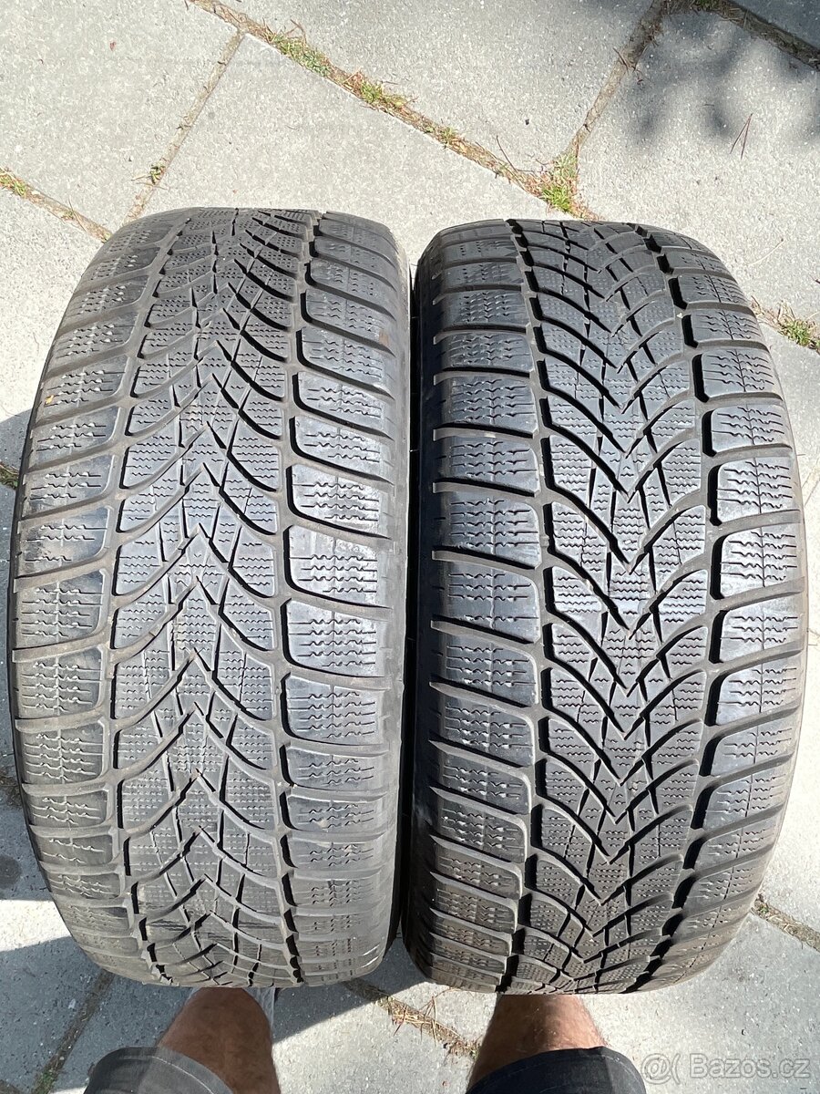 Dvě zimní pneu Dunlop 225/55/17