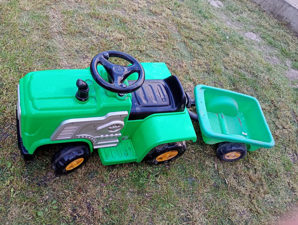 Dětský elektrický traktůrek s vlečkou.