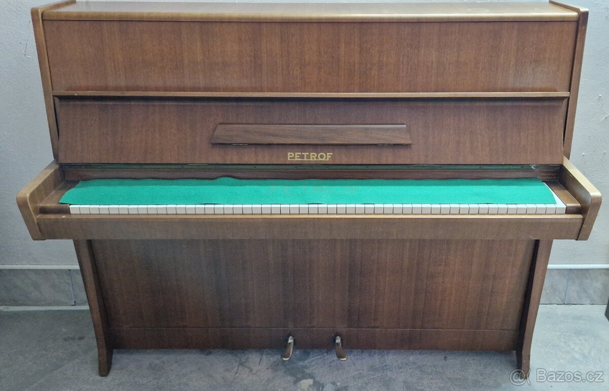 Piano Petrof K114