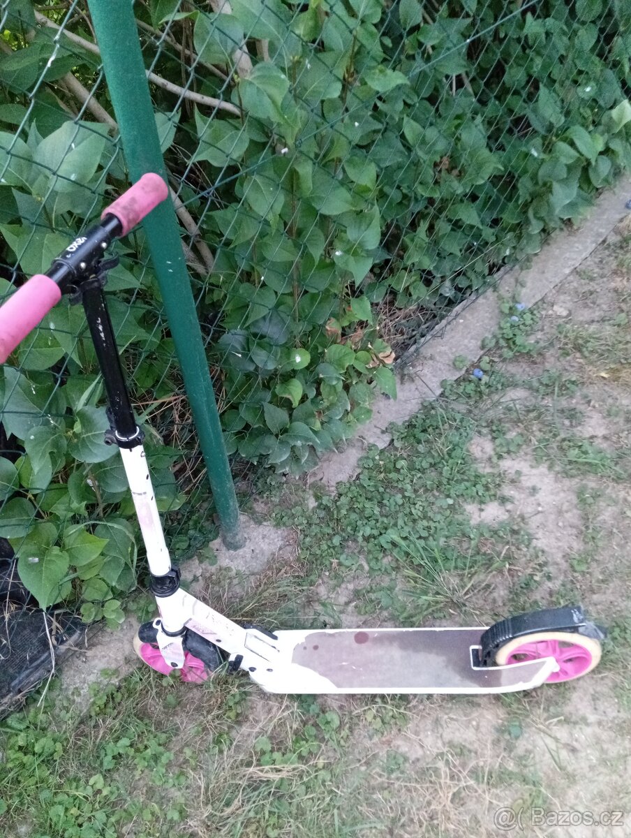 Prodám dívčí koloběžku