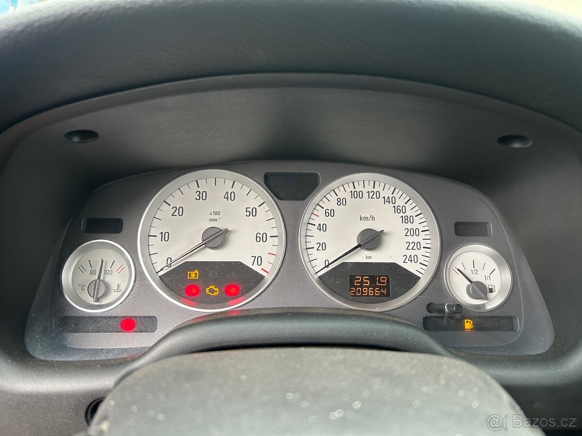 Bílé budíky Opel Astra G