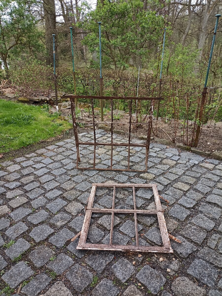 2 ks industriální, kovová okna