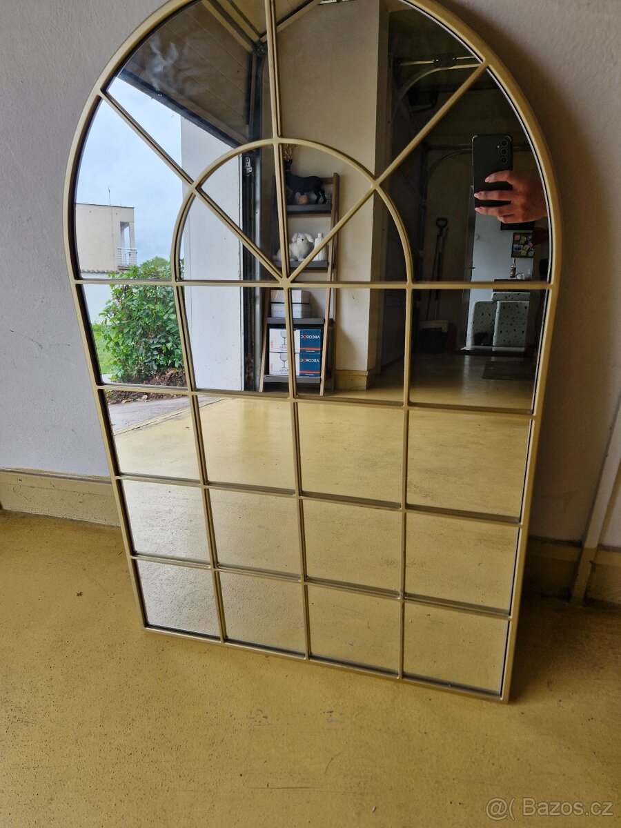 Nástěnné zrcadlo Clarita