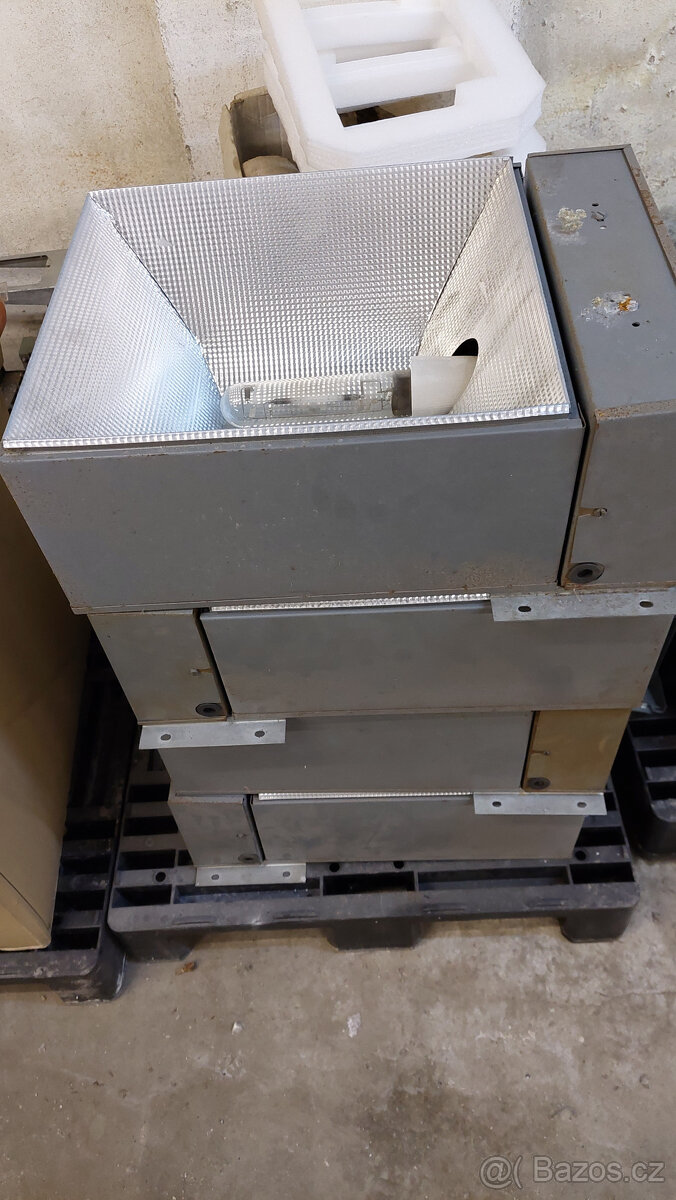 Průmyslová světla do hal a dílen.