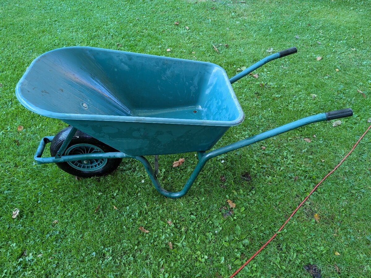 Lehké zahradní kolečko s plastovou korbou cca 100l