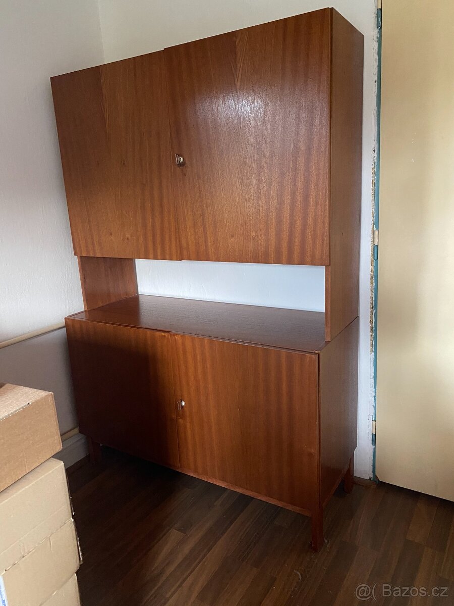 Dřevěná skříň